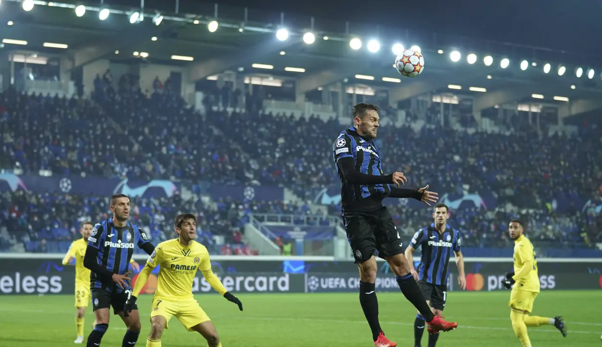 Pemain Atalanta Rafael Toloi (kanan tengah) menyundul bola saat bertanding melawan Villarreal dalam pertandingan Grup F Liga Champions di Bergamo, Italia, Jumat (1/12/2021). Villarreal mengalahkan tuan rumah Atalanta dengan skor 3-2. (Spada/LaPresse via AP)