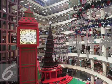 Jam dinding dan pohon natal raksasa terlihat di Mal Ciputra, Jakarta, Rabu (23/12). Jelang perayaan natal sejumlah mal di Jakarta mendekor mal bernuansa natal agar menjadi daya tarik. (Liputan6.com/Angga Yuniar)