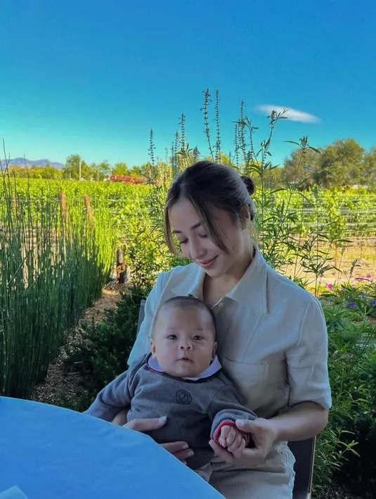 <p>Menikmati peran baru sebagai ibu, intip penampilan Nikita Willy saat ajak baby Izz jalan-jalan di California. (Instagram/nikitawillyofficial94).</p>