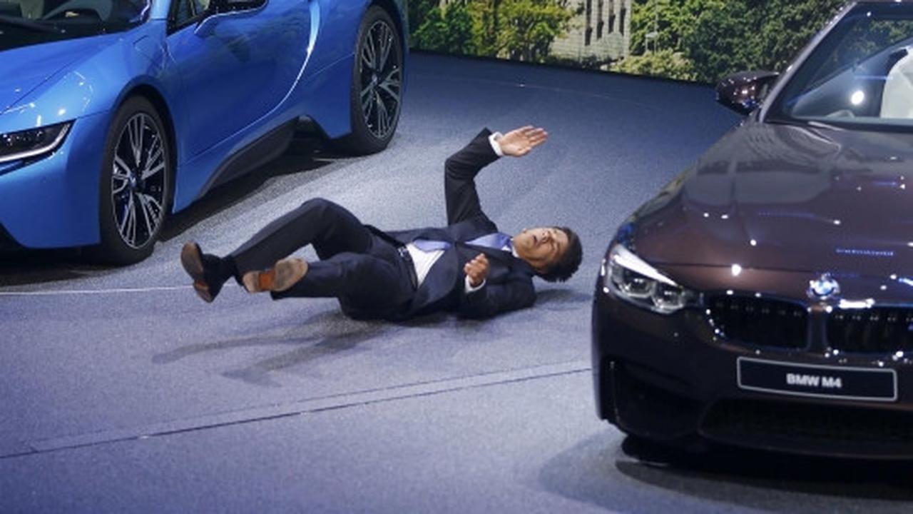 Ini insiden CEO BMW terjatuh saat presentasi di Frankfurt Motor Show
