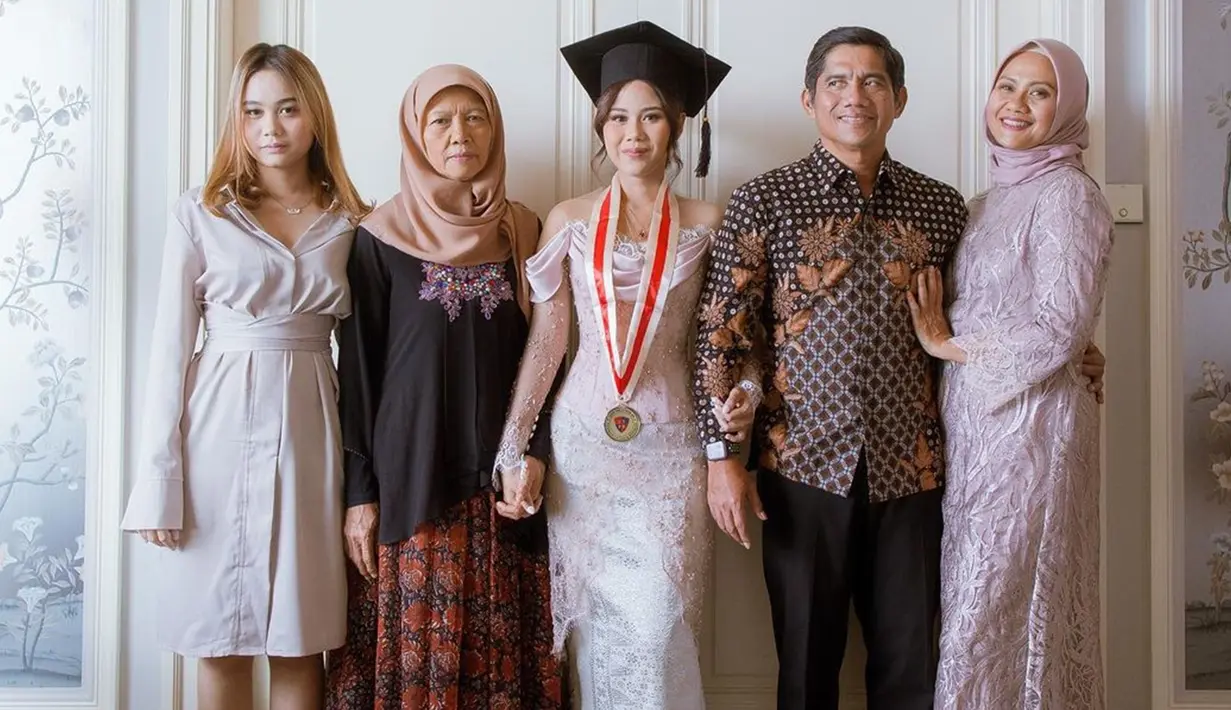 Dalam keterangan unggahan, Nadin menyebut jika pencapaian itu dipersembahan untuk bunda dan bapak. "Aku yang bisa lulus sambil bernyanyi ini bukan sesuatu yang perlu dipuji, sesungguhnya tanpa bantuan para sahabat, keluarga, dan orang-orang yang cinta padaku, pakai toga mungkin bisa tertunda jadi tahun depan atau tidak sama sekali," tulisnya. (Liputan6.com/IG/@cakecaine)