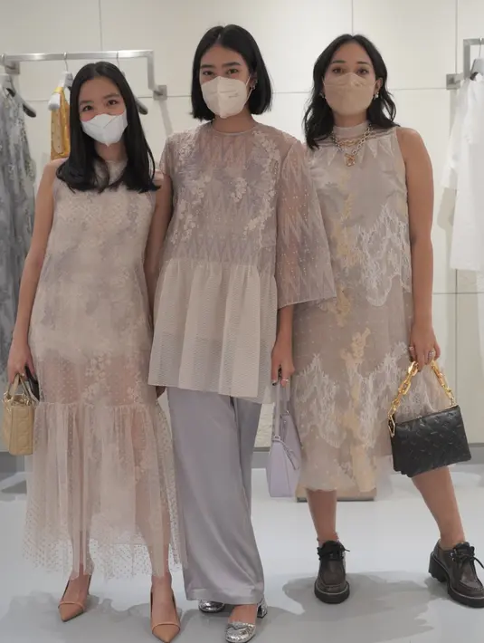 Turut hadir dalam acara ini Ayla Dimitri, Alika Islamadina dan Gitta Yunanda yang mengenakan busana rancangan Sapto Djojokartiko. / Foto dok: Sapto Djojokartiko.