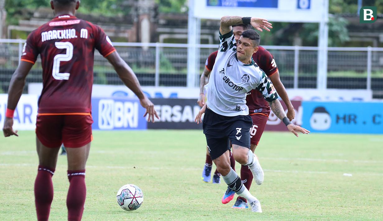 Di kubu Persikabo 1973, beberapa peluang diciptakan melalui top skor mereka, Ciro Alves. Namun tak ada satu pun yang menghasilkan gol akibat solidnya pertahanan Borneo FC dan ketangguhan kiper Gianluca Pandeynuwu. (Bola.com/Nandang Permana)