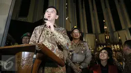 Gubernur DKI Basuki Tjahaja Purnama atau Ahok memberikan sambutan ketika mengunjungi Gereja Katedral Jakarta, Kamis (24/12). Dalam kunjungannya itu Ahok memberikan ucapan selamat merayakan Natal bagi umat kristiani. (Liputan6.com/Faizal Fanani)