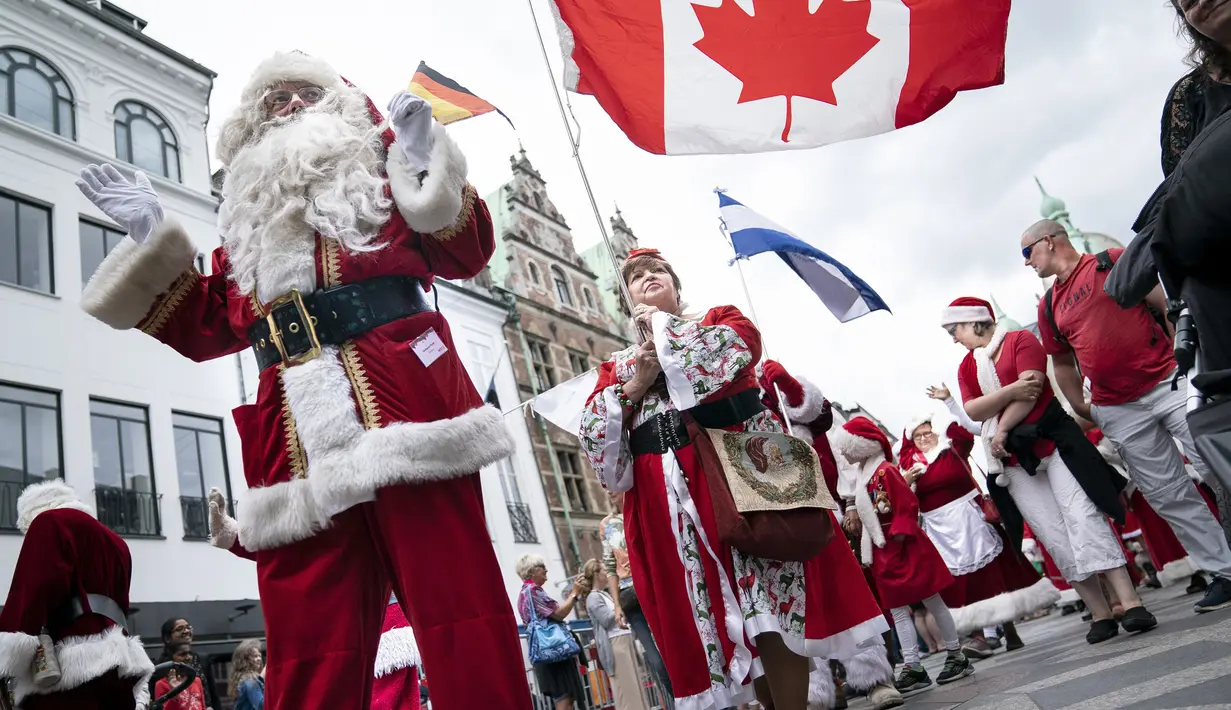 Sinterklas dari seluruh penjuru dunia berpawai melewati Kopenhagen, Denmark (22/7/2019). Kongres Dunia Sinterklas tahunan berlangsung di Kopenhagen minggu ini. (AP Photo/Liselotte Sabroe/Scanpix 2019)