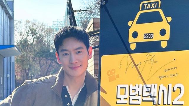 gaya Lee Je Hoon kenakan jaket aviator