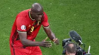 Striker Belgia Romelu Lukaku merayakan golnya ke gawang Rusia pada laga Grup B Euro 2020 / 2021 di Stadion Saint Petersburg, Minggu (13/6/2021) dini hari WIB. (Anton Vaganov/Pool via AP)