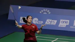 Pebulutangkis Thailand, Busanan Ongbumrungpan, berusaha mengembalikan kok saat melawan Fitriani pada final beregu putri SEA Games 2019 di Muntinlupa Sports Complex, Manila, Selasa (3/12). Kalah 1-3, Indonesia hanya meraih perak. (Bola.com/M Iqbal Ichsan)