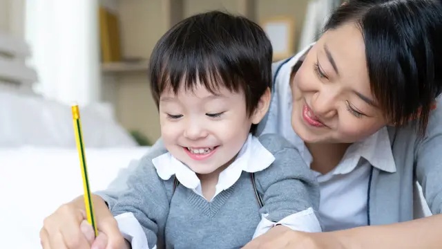 Aktivitas interaktif tidak hanya menambah kosakata pada anak tetapi juga melatih logika