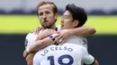 Para pemain Tottenham Hotspur merayakan gol Harry Kane ke gawang Leicester City pada laga Premier League di London, Minggu (19/7/2020). Tottenham Hotspur menang tiga gol tanpa balas. (Richard Heathcote/Pool Photo via AP)