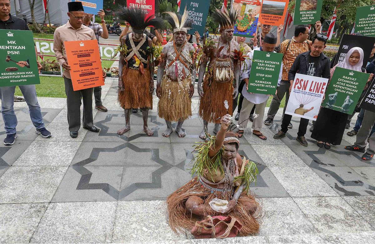 FOTO: Geram PSN Gugat Pasal Proyek Strategis Nasional, Gelar Doa Adat di MK