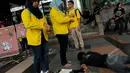 Dua orang mahasiswi menaburkan bunga saat aksi teaterikal di di depan gedung KPK, Jakarta, Kamis (5/3/2015). Aksi tersebut menuntut pemerintah untuk segera menghentikan kriminalisasi KPK (Liputan6.com/Faisal R Syam)