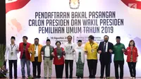 Pasangan bakal Calon Presiden dan Wakil Presiden, Joko Widodo (Jokowi) dan Ma'ruf Amin (kelima kiri) berfoto bersama para Ketua Umum partai koalisi saat melakukan pendaftaran di Gedung KPU, Jakarta, Jumat (10/8). (Liputan6.com/Helmi Fithriansyah)