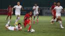 Pemain Persija Jakarta, Riko Simanjuntak (tengah) berhasil melewati pemain Dewa United, Dias Angga Putra dalam laga pekan ke-16 BRI Liga 1 2022/2023 di Stadion Sultan Agung, Bantul, Yogyakarta, Selasa (20/12/2022) malam WIB. (Bola.com/Ikhwan Yanuar)