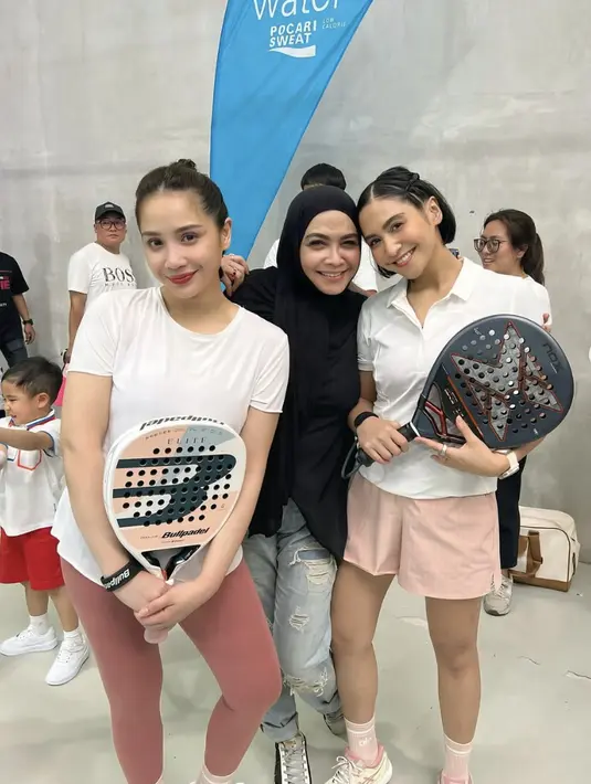 Nagita Slavina dan Caca Tengker tampil memukau dengan outfut sederhana bernuansa pink putih, Gaya rambut yang ditata dengan kepangan berhasil hadirkan gaya menggemaskan.