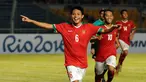 Penyerang timnas Indonesia U-23, Evan Dimas (kiri) merayakan golnya ke gawang Timor Leste di laga kualifikasi grup H Piala Asia 2016 di Stadion GBK Jakarta, Jumat (27/3/2015). Indonesia U-23 unggul 5-0 atas Timor Leste. (Liputan6.com/Helmi Fithriansyah)
