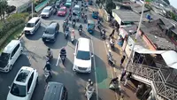 Di Jalan Abdullah Syafei, Kampung Melayu, Jakarta Timur, hingga pukul 08.21 WIB, arus kendaraan menuju Jalan Raya Casablanca terpantau cukup padat. (Foto: TMC Polda Metro)