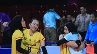 Setter Popsivo Polwan Komang Bumi Rekta (8) bersama rekan-rekannya merayakan kemenangan atas&nbsp;TNI AL pada final four Livoli Divisi Utama 2023 putaran kedua di&nbsp;GOR Joyoboyo, Kediri, Selasa, 5 Desember 2023. (foto: PBVSI)
&nbsp;