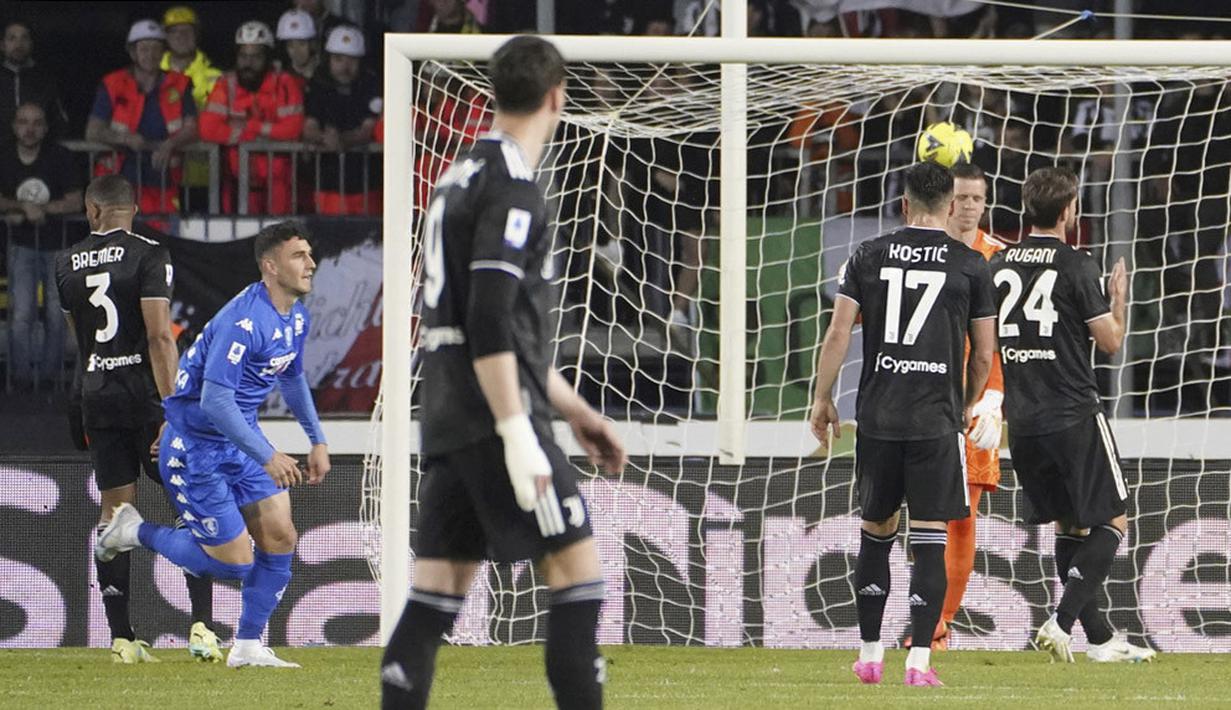 Pemain Juventus tampak kecewa setelah gawangnya dibobol pemain Empoli, Roberto Piccoli, pada pekan ke-36 Liga Italia 2022/2023 di Stadio Carlo Castellani, Senin (22/5/2023). Juve kalah telak 1-4 dari Empoli. (Marco Bucco/LaPresse via AP)