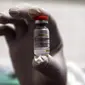 Petugas medis menunjukkan vaksin COVID-19 Sinovac untuk disuntikkan kepada tenaga kesehatan di Puskesmas Palmerah, Jakarta, Kamis (28/1/2021). Pemberian vaksin COVID-19 tahap kedua dilaksanakan terhadap tenaga kesehatan mulai hari ini. (Liputan6.com/Johan Tallo)