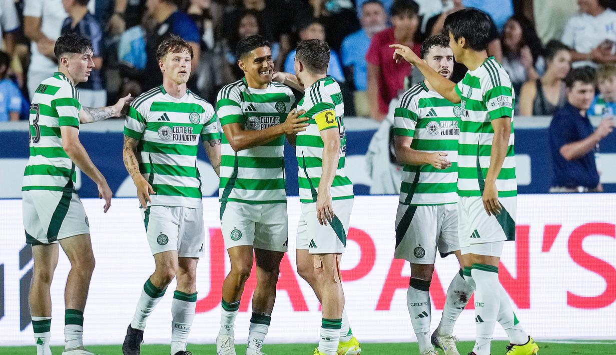Pemain Glasgow Celtic merayakan kemenangan atas  Manchester City pada laga uji coba di Stadion Kenan Memorial, Rabu (24/7/2024). (AFP/Grant Halverson)