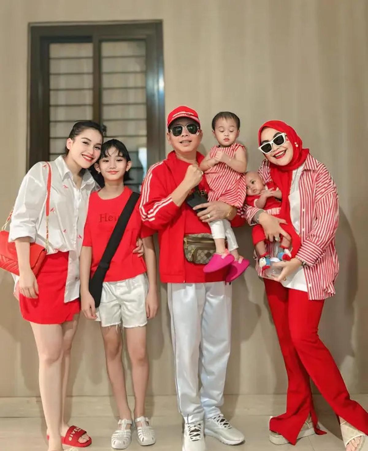 Pilihan Sandal Jepit Ayu Ting Ting di Berbagai Momen, saat Potong Daging Kurban Curi Perhatian