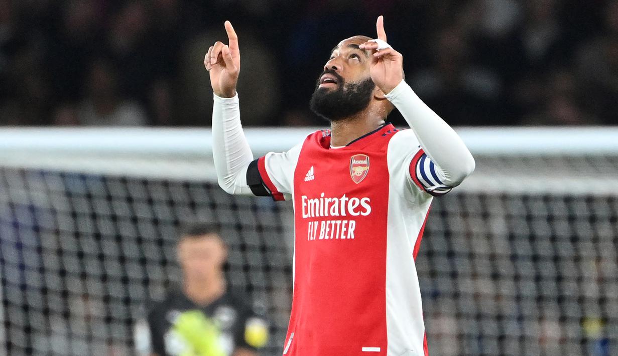 Alexandre Lacazette. Striker Arsenal ini mengikat kontrak selama 5 tahun usai didatangkan dari Lyon pada awal musim 2017/2018 dan akan habis akhir musim 2021/2022 ini. Total 5 musim, ia telah tampil dalam 173 laga di semua kompetisi dengan mencetak 67 gol dan 29 assist. (AFP/Justin Tallis)