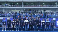 Persib Bandung menunjukkan sponsor klub untuk BRI Super League 2025/2026 dalam acara launching tim di Stadion GBLA, Bandung, Sabtu (2/8/2025). (Bola.com/Muhammad Faqih)