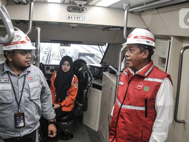 Direktur Utama Adhi Karya, Entus Asnawi Mukhson (kanan) berbincang dengan petugas saat uji coba kereta Light Rail Transit (LRT) Jabodebek dari Stasiun LRT Ciliwung ke Stasiun LRT Dukuh Atas, Jakarta, Rabu (15/3/2023). (merdeka.com/Iqbal S. Nugroho)