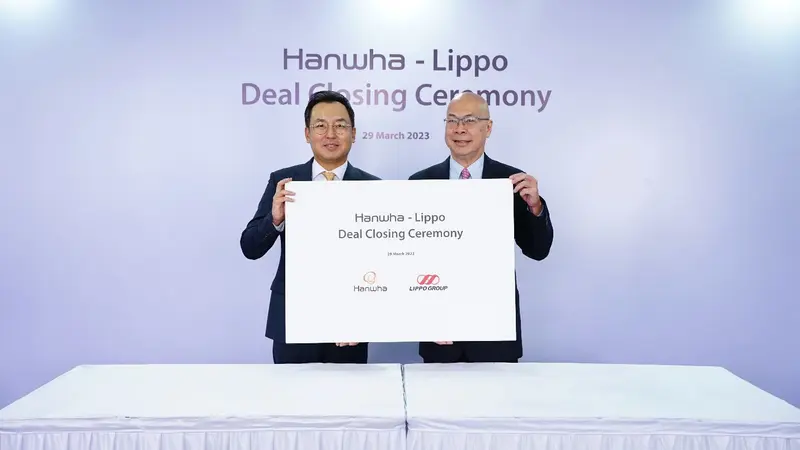 Presiden Direktur PT Hanwha Life Insurance Indonesia, Steven Namkoong (kiri) dan Direktur PT Inti Anugerah Pratama, Eddy Handoko (kanan) dalam acara Hanwha - Lippo Deal Closing Ceremony di Jakarta (29/03/23). (Dok Hanwha Life)