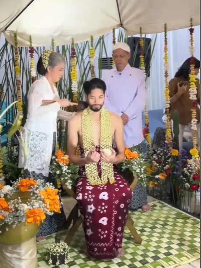 6 Potret Widi Vierratale di Siraman Jelang Nikah Sang Adik, Pakai Kebaya Putih