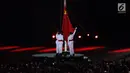 Pengibaran bendera China saat penutupan Asian Games 2018 di Stadion Utama GBK, Jakarta, Minggu (2/9). China akan menjadi tuan rumah Asian Games 2022. (Liputan6.com/Helmi Fithriansyah)