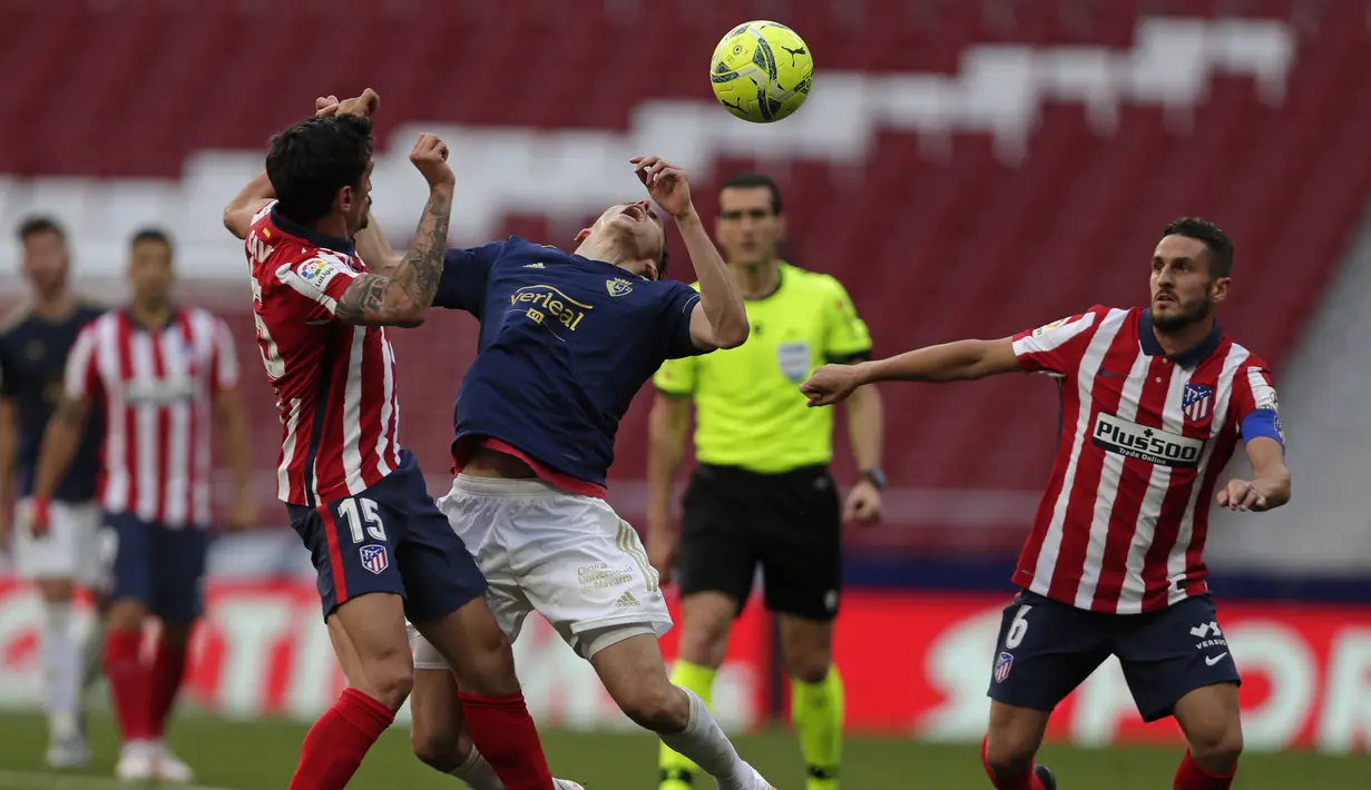 Bek Atletico Madrid, Stefan Savic berbenturan dengan penyerang Osasuna, Ante Budimir (tengah) pada laga pekan ke-37 LaLiga di Wanda Metropolitano, Minggu (16/5/2021). Sempat tertinggal,  Atletico Madrid menang dramatis 2-1 atas Osasuna. (AP Photo/Manu Fernandez)