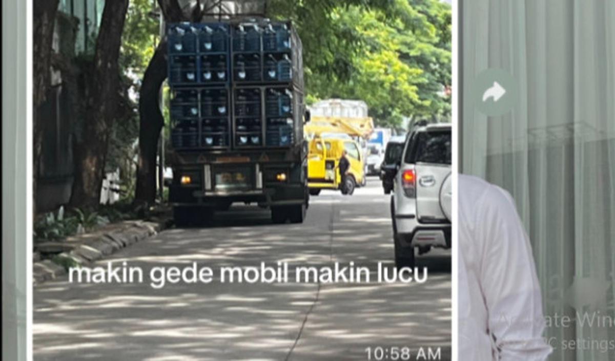 Uniknya, si pacar justru semakin bahagia jika dia bertemu dengan mobil galon yang berukuran besar. Dengan demikian, ada banyak pula galon air yang nampak ditampung.&nbsp;<br>