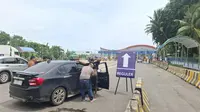 Petugas Direktorat Reserse Narkoba Polda Lampung melakukan pemeriksaan kendaraan yang hendak memasuki Pelabuhan Bakauheni, Lampung Selatan.  Foto : (Liputan6.com/Ardi).