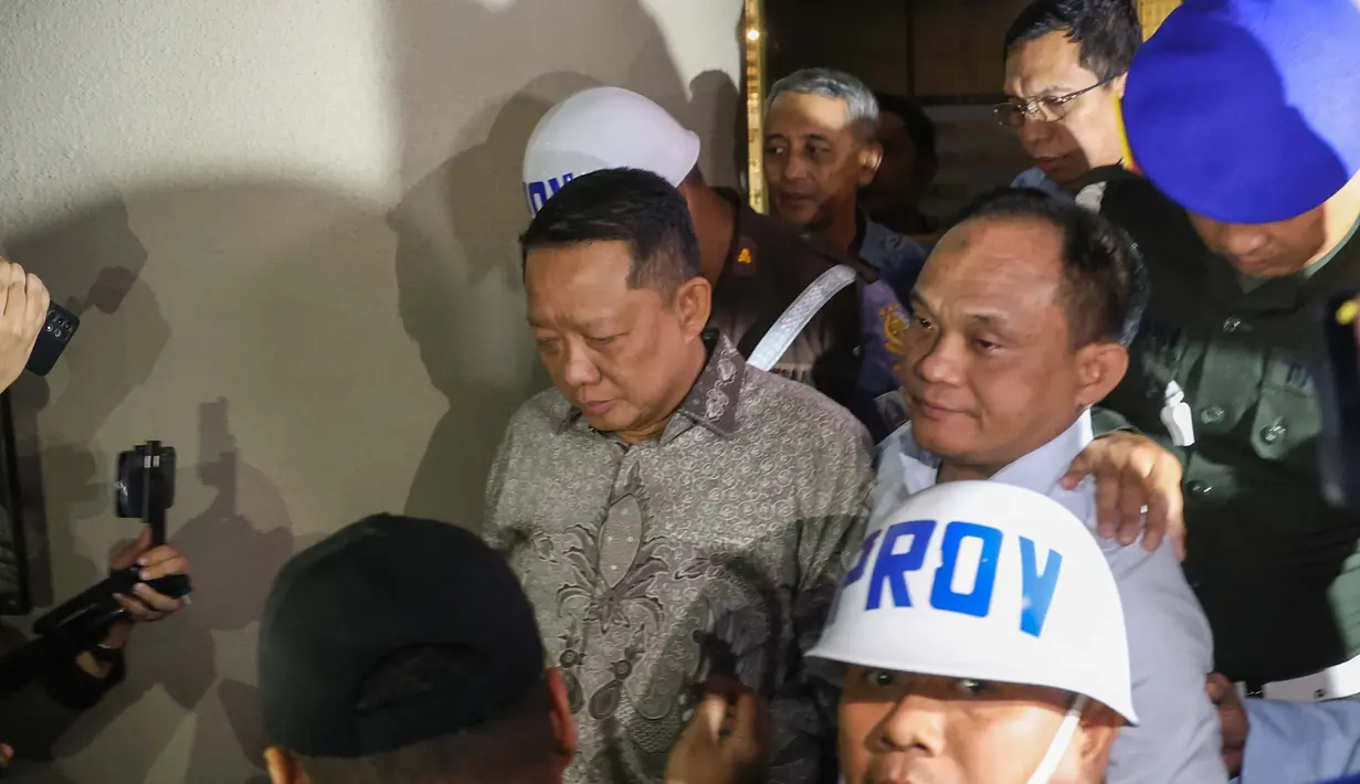 Mantan Jaksa Agung Muda Bidang Tindak Pidana Khusus (Jampidsus) Febrie Adriansyah, saat dibawa ke mobil tahanan untuk  ditahan di rutan KPK di  Gedung Kejagung, Jakarta, Jumat (24/07/2026). (KLY/ Arie Basuki)