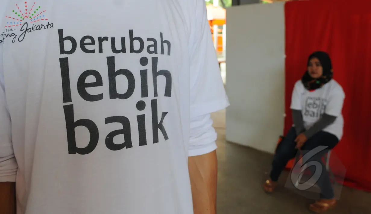 Seorang pedagang difoto untuk pembuatan tanda pengenal di Kawasan Lenggang Jakarta, Monumen Nasional, Rabu (8/4/2015). Tanda pengenal ini digunakan untuk pedagang yang akan menempati lokasi percontohan pedagang kaki Lima. (Liputan6.com/Herman Zakharia) 