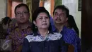 Ani Yudhoyono menyimak konferensi pers Ketua Umum Partai Demokrat Susilo Bambang Yudhoyono (SBY) di Cikeas, Bogor, Rabu (2/11). SBY menyikapi tuduhan dirinya sebagai dalang rencana demonstrasi pada 4 November mendatang. (Liputan6.com/Herman Zakharia)