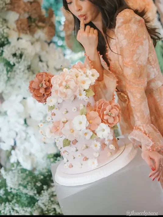 Dress simple yang dikenakan bikin Raline Shah terlihat girly dengan kesan yang lebih mature. [@ralineshah]