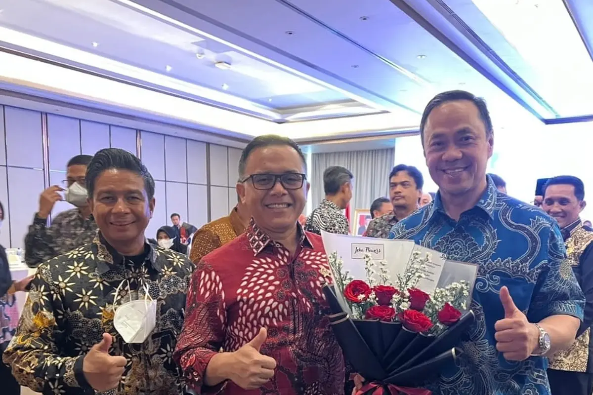 ounder ESQ/Accelerated Culture Transformation (ACT) Consulting International Ary Ginanjar Agustian (kanan) bersama Menteri Pendayagunaan Aparatur Negara dan Reformasi Birokrasi (PANRB) Abdullah Azwar Anas (tengah),
