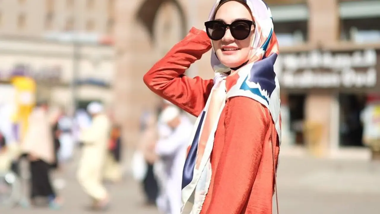 Akui Ingin Berhijrah, Ini 6 Pesona Luna Maya saat Pakai Hijab