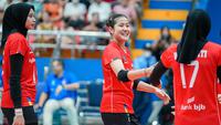 Tiga pemain Timnas bola voli putri Indonesia (dari kiri) Hany Budiarti, Ratri Wulandari dan Wilda Siti Nurfadhilah saat menghadapi Filipina pada laga terakhir putaran pertama SEA V League 2023 di Vinh Phuc Gymnasium, Hanoi, Vietnam, Minggu (6/8/2023). Indonesia menang 3-0 (25-20, 25-17, 25-21) dan finis di tempat ketiga. (Dok. SEA V League 2023)