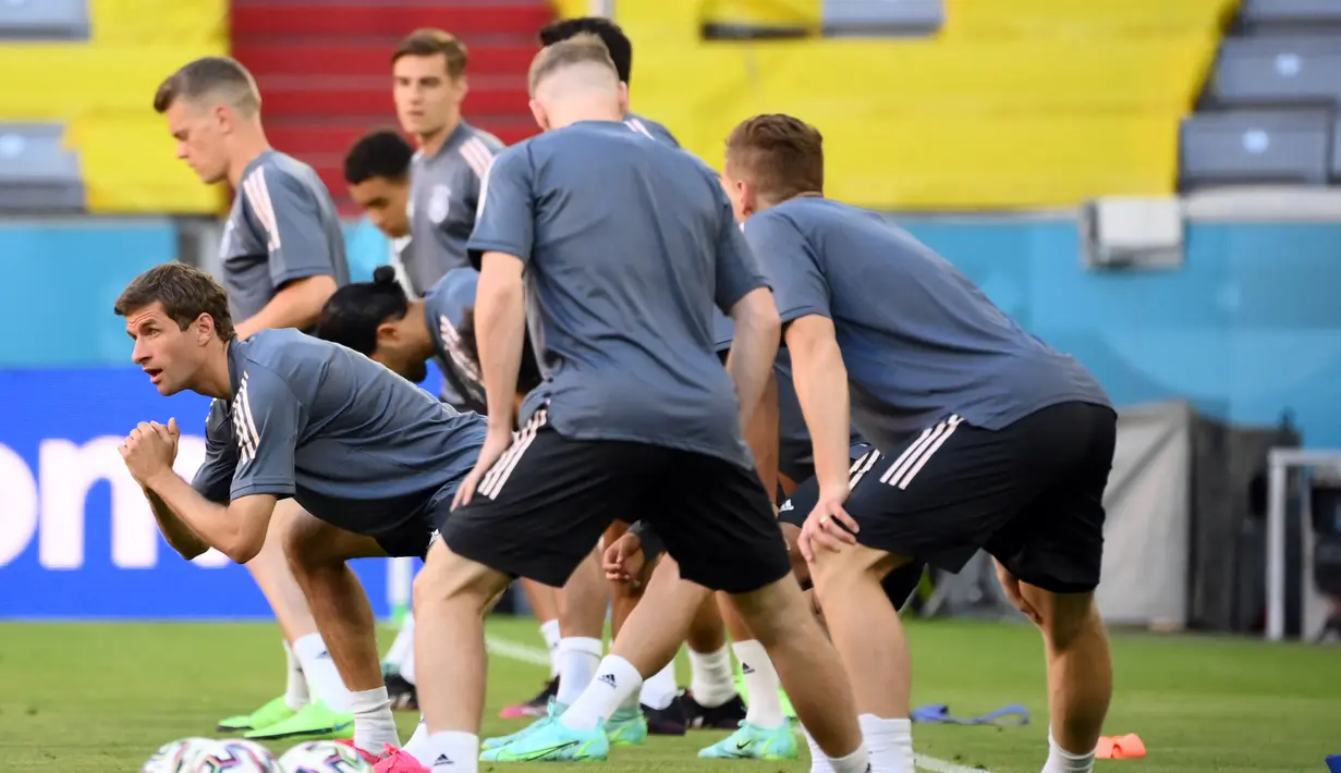 Para pemain Jerman melakukan pemanasan saat mengikuti sesi latihan di Allianz Arena di Munich (14/6/2021). Timnas Jerman akan mengawali perjuangan di Grup F Euro 2020 dengan melawan Prancis. (AFP/Franck Fife)