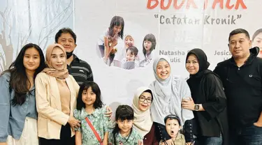 Sudah jarang muncul di layar kaca, Natasha Rizky kini mencoba terjun menjadi seorang penulis. Buku Catatan Kronik merupakan buku keduanya, sementara buku pertamanya yang berjudul Katanya Nikah Muda telah rilis tahun 2018 lalu. Kesuksesan artis berusia 28 tahun ini di dunia barunya tentunya tak lepas dari dukungan keluarga, tak terkecuali dukungan dari tiga buah cintanya. (Liputan6.com/IG/natasharizkynew)