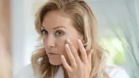 Perempuan sedang melihat proses regenerasi kulit di wajahnya. (Foto: Shutterstock)
