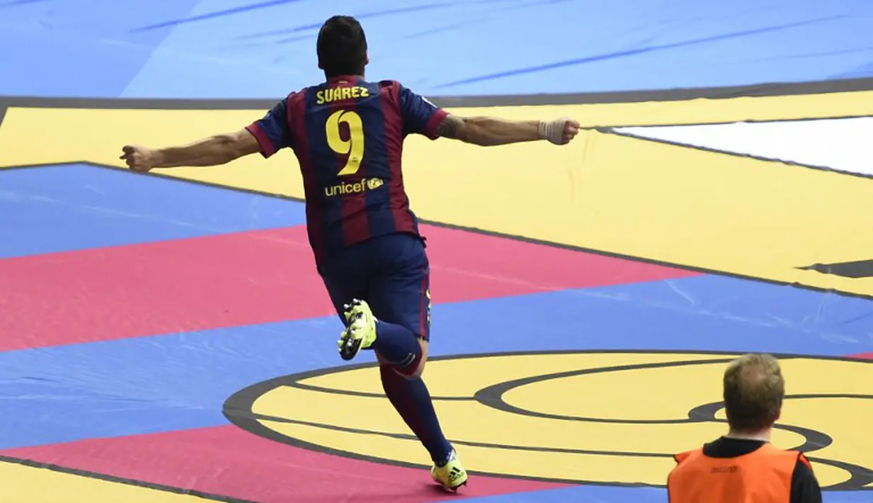 Luis Suarez melakukan selebrasi usai mencetak gol kedua Barcelona ke gawang Juventus di laga final Liga Champions 2014-2015 di Olympiastadion, Berlin, Minggu (7/6/2015). Barcelona keluar sebagai pemenang dengan skor 3-1. (AFP Photo/Patrik Stollarz)