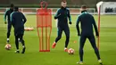 Bek Tottenham Hotspur, Eric Dier (kedua kanan) menggiring bola saat latihan di Pusat Pelatihan Enfield, London utara (12/2). Tottenham akan bertanding melawan Borrusia Dortmund pada 16 besar Liga Champions di stadion Wambley. (AFP Photo/Glyn Kirk)