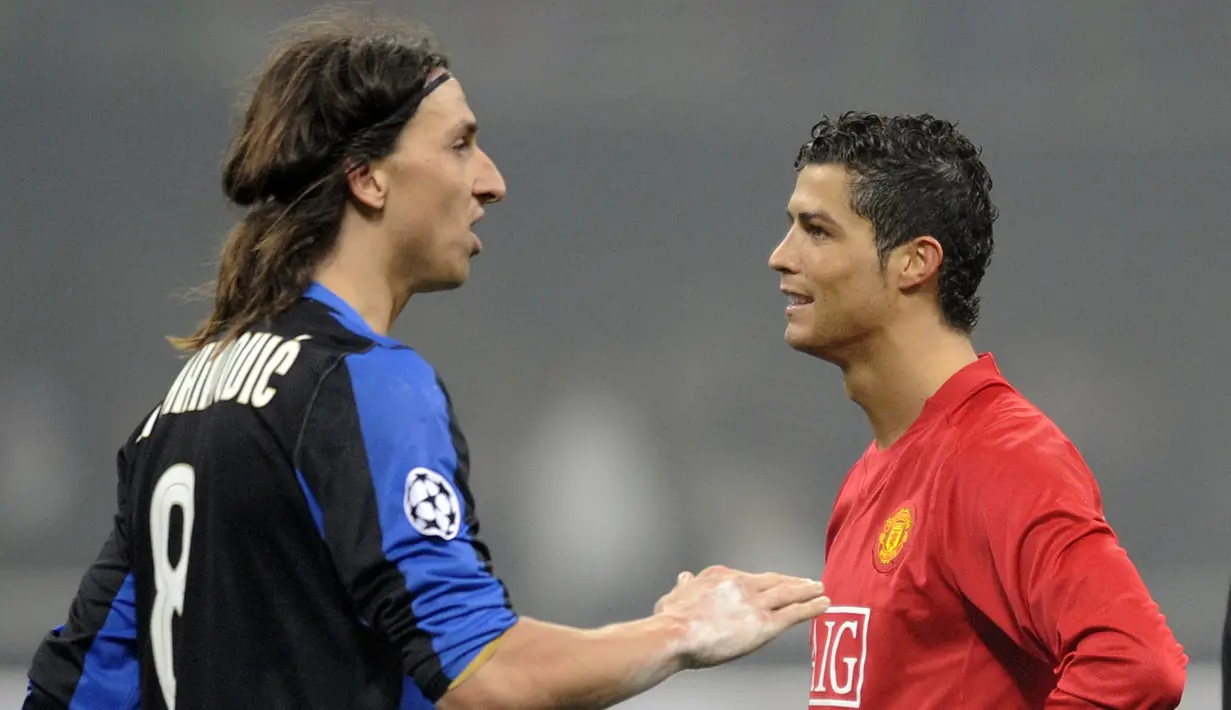 Zlatan Ibrahimovic berbincang dengan Cristiano Ronaldo saat Inter Milan melawan MU pada leg pertama babak 16 Besar Liga Champions musim 2008/2009. Ibra tiga kali melawan MU saat berseragam Inter Milan dan sekali saat membela PSG. (AFP/Damien Meyer)