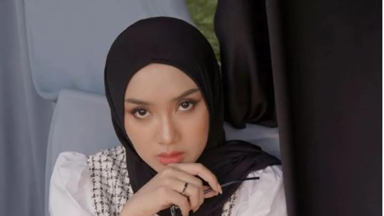 Cita Citata Padu Padan Busana dengan Jilbab Hitam