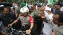 Kapolda Metro Jaya Irjen Pol Mochammad Iriawan bersama Mayjen TNI Teddy Lhaksmana saat  mengendarai motor trail di Balaikota DKI Jakarta, Jumat (14/10). Iriawan  dan Teddy sempat berbincang dengan pengunjuk rasa. (Liputan6.com/Immanuel Antonius)